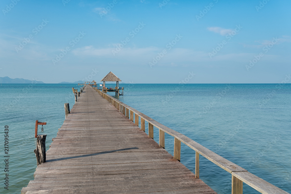 泰国普吉岛带船的木制码头。夏季、旅游、度假和度假概念。