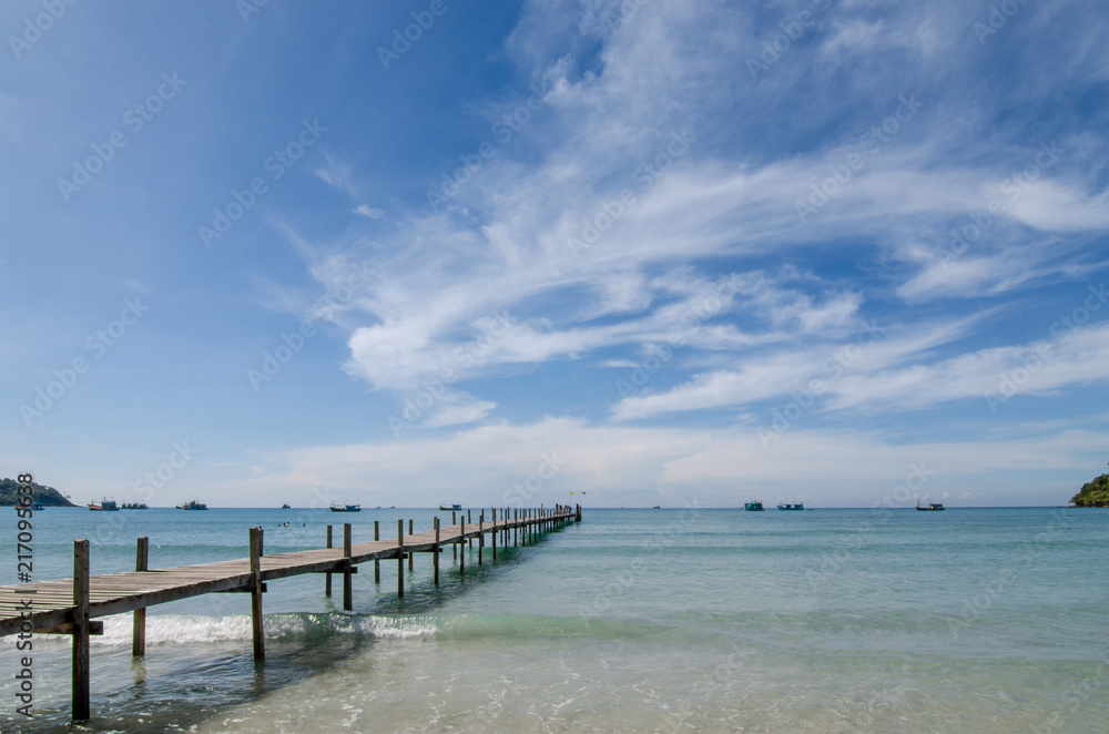 泰国普吉岛日落之间的木制码头。夏季、旅游、度假和度假概念。