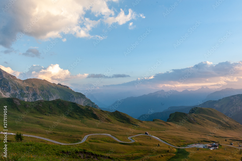 7月下旬的一个傍晚，意大利多洛米蒂省的帕索迪贾乌（Passo di Giau）日落。