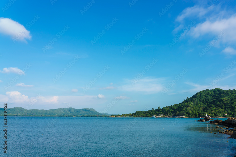 美丽的热带海滩蓝色海洋背景夏季景色阳光沙滩和亚洲海滩Thail