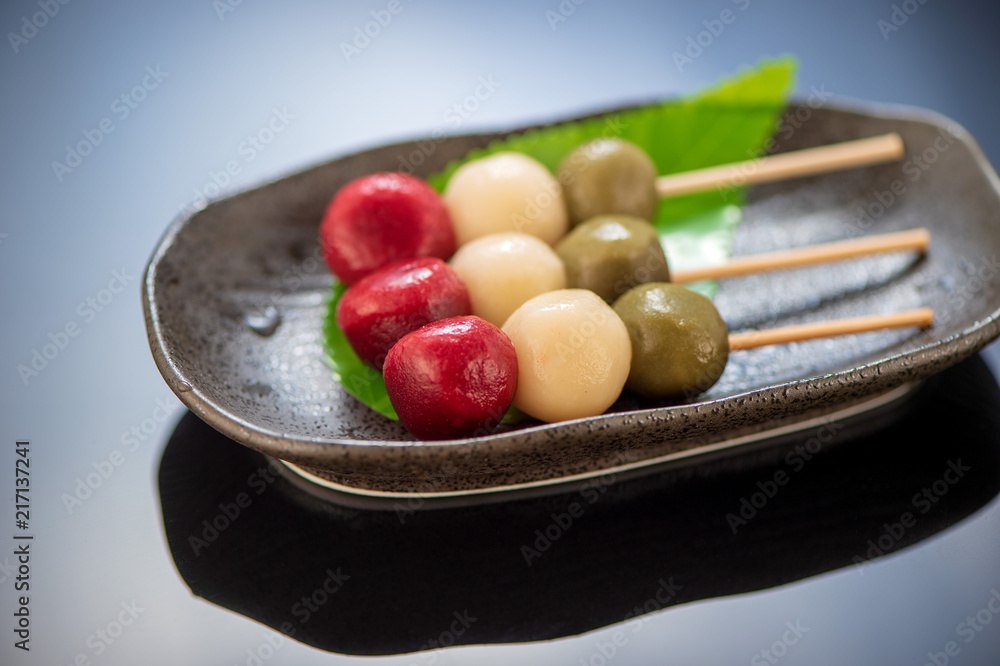 日本Dango甜点，有3种不同颜色，有粉色（红色）、白色和绿色，食谱，hanami Dango，