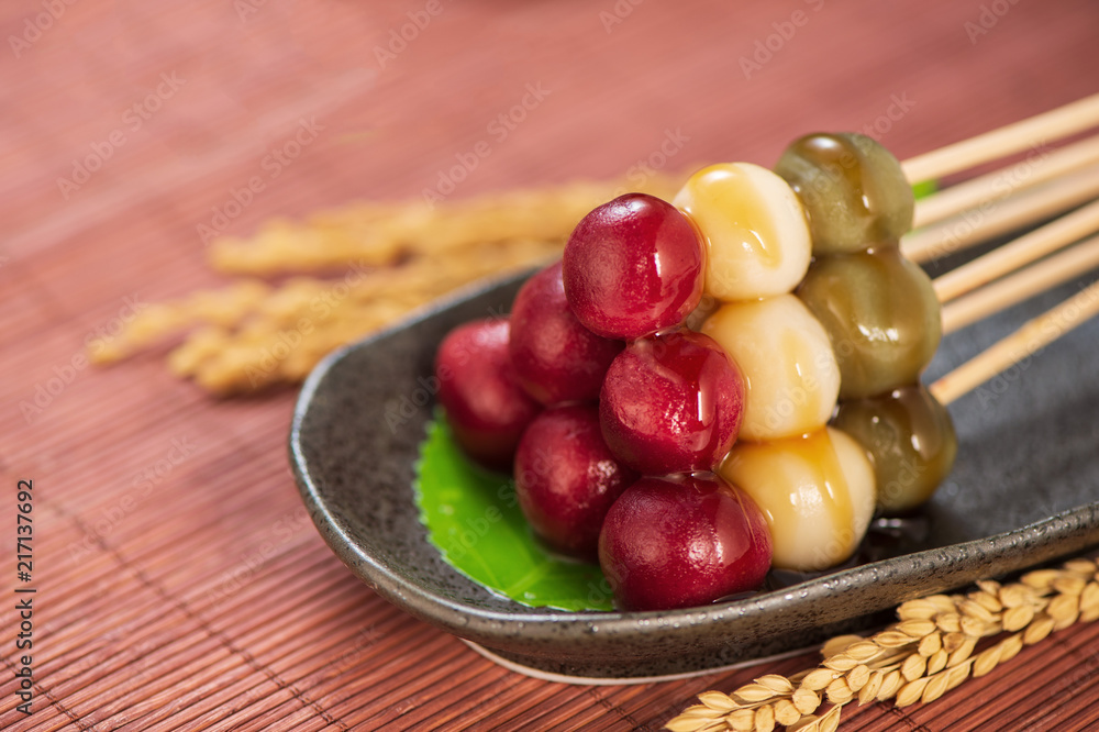 日本Dango甜点，有三种不同的颜色，粉色（红色）、白色和绿色，食谱，hanami Dango，