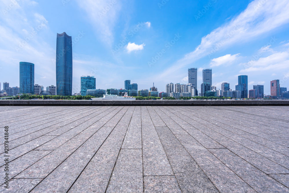 拥有城市天际线的空广场