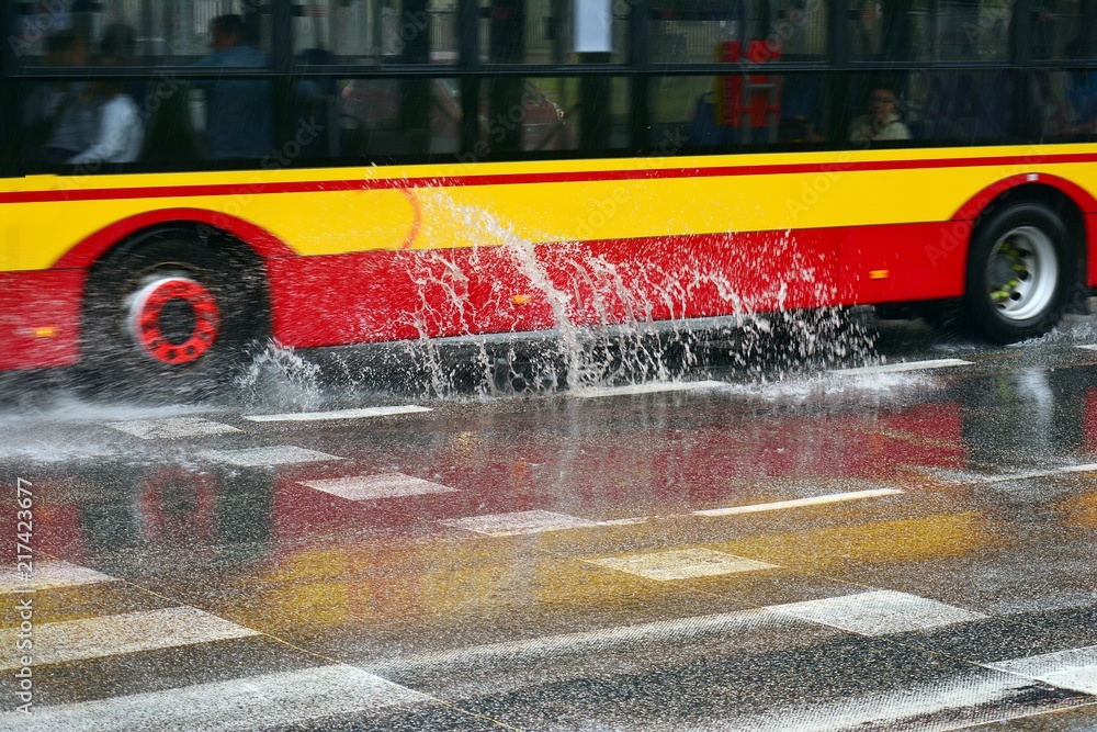 雨天公交车