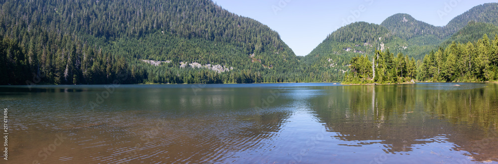 阳光明媚的夏日，凯尼恩湖的全景景观。位于范东的Mission附近