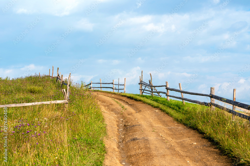 乡村公路上田野里的日出美景