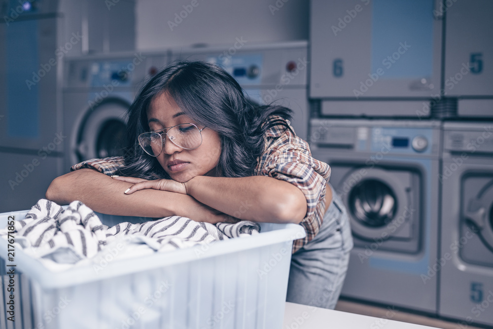 洗衣房里有魅力的女孩