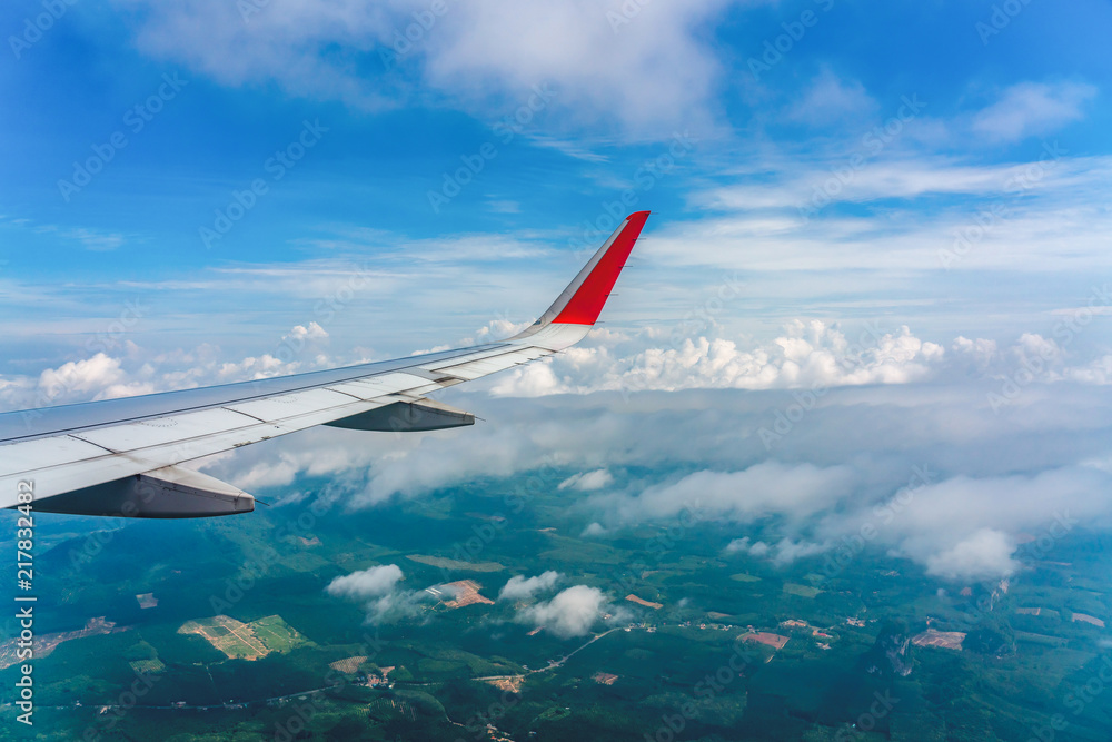 飞机机翼高空云视图