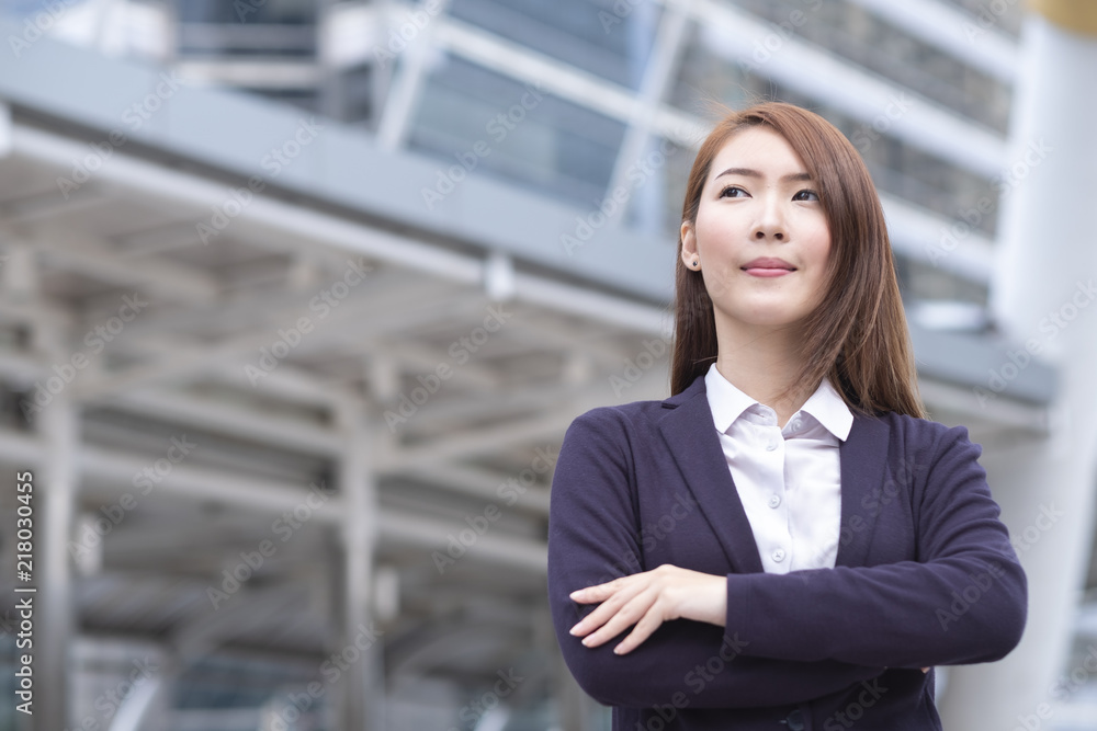 带复印空间的年轻商业女性肖像