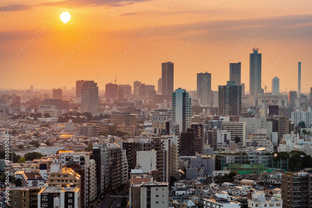 夕暮れの東京の街