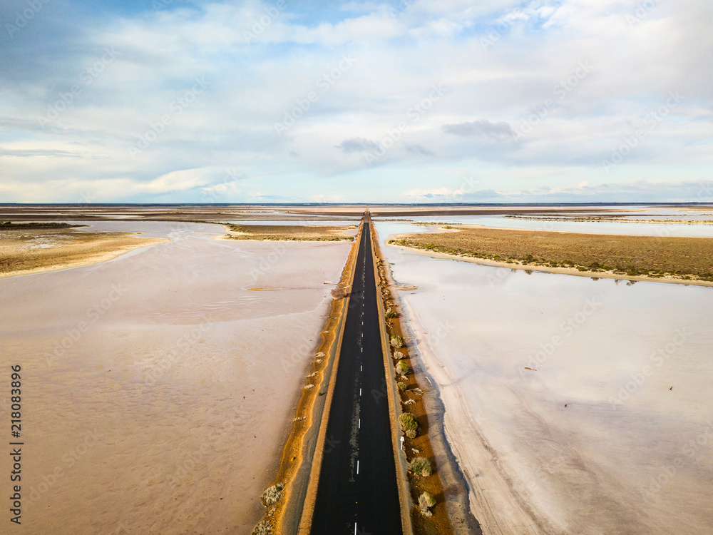 通往干旱、贫瘠景观的长而空的高速公路。韦斯的国王湖盐湖