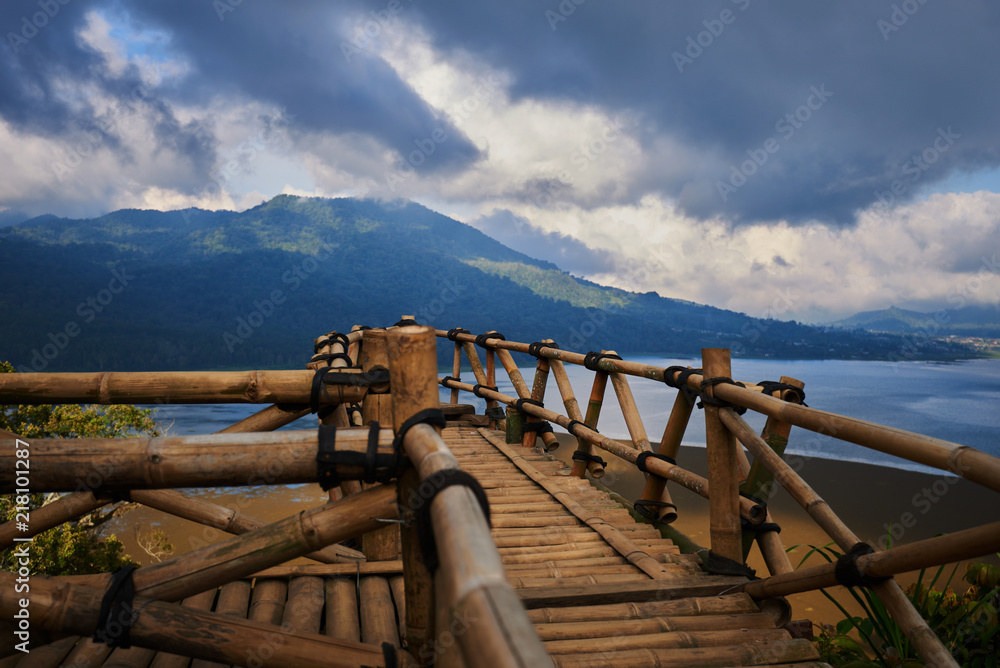 通过山坡上的观景台从悬崖上观看。低云笼罩着远处的山峰