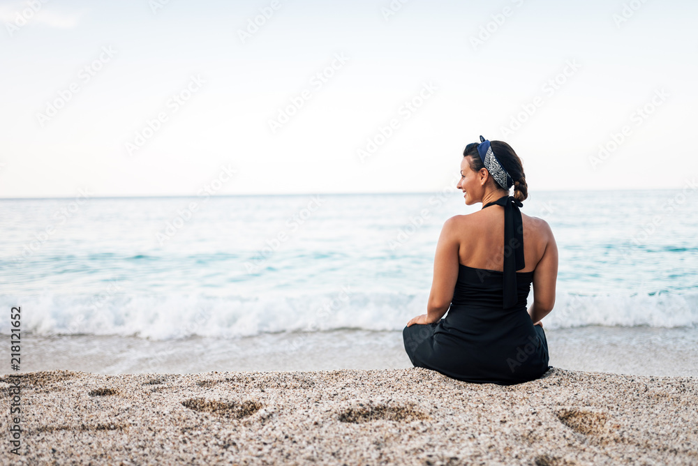 沙滩上的美女。复制空间。