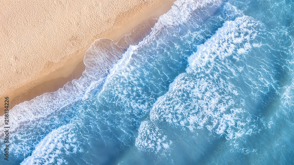 海滩上的波浪作为背景。夏季美丽的自然背景。空中海景