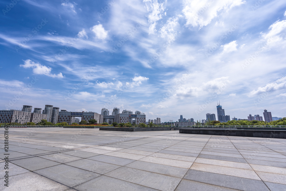 空广场的城市天际线