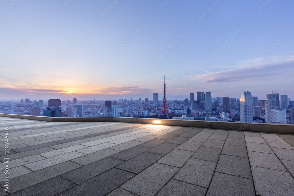 日本拥有现代城市天际线的空旷砖地