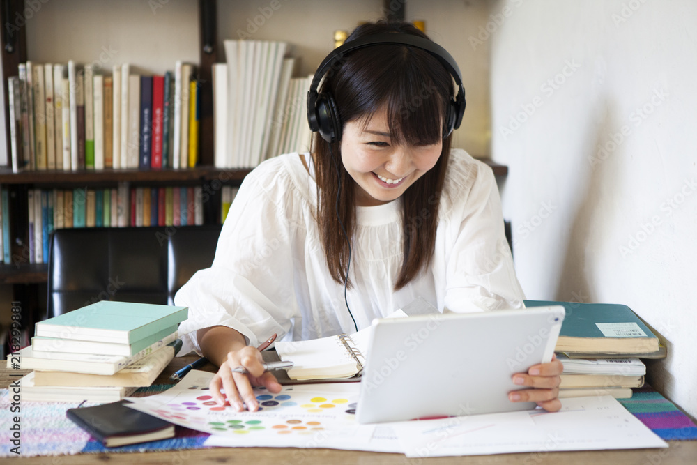 楽しそうにオンラン授業を受けている女性