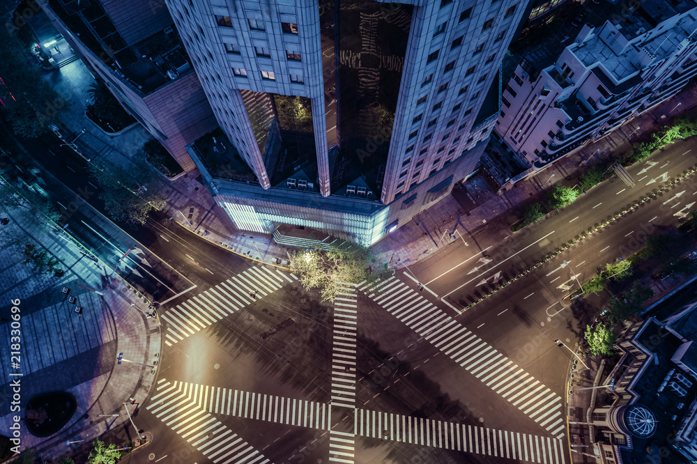 夜间城市十字路口的无人机鸟瞰图