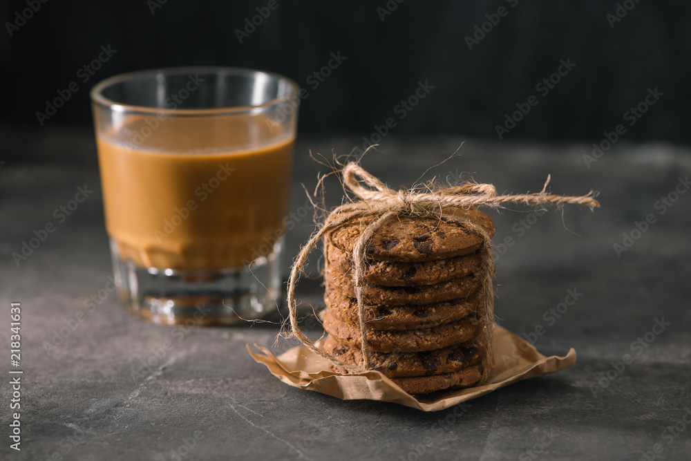 美味的饼干和一杯普通背景的牛奶咖啡