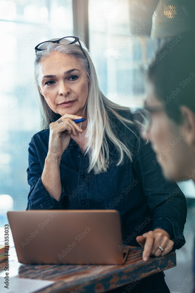 成熟的商务女性在会议中全神贯注