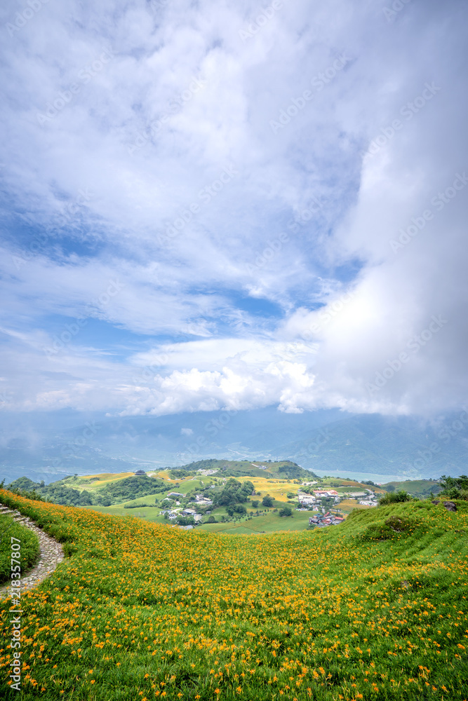 大和花莲东裂谷廖石丹山（六十岩山）的采光山坡