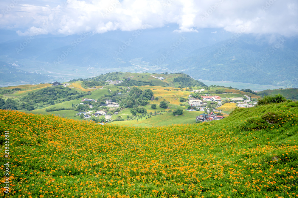 大和花莲东裂谷廖石丹山（六十岩山）的采光山坡