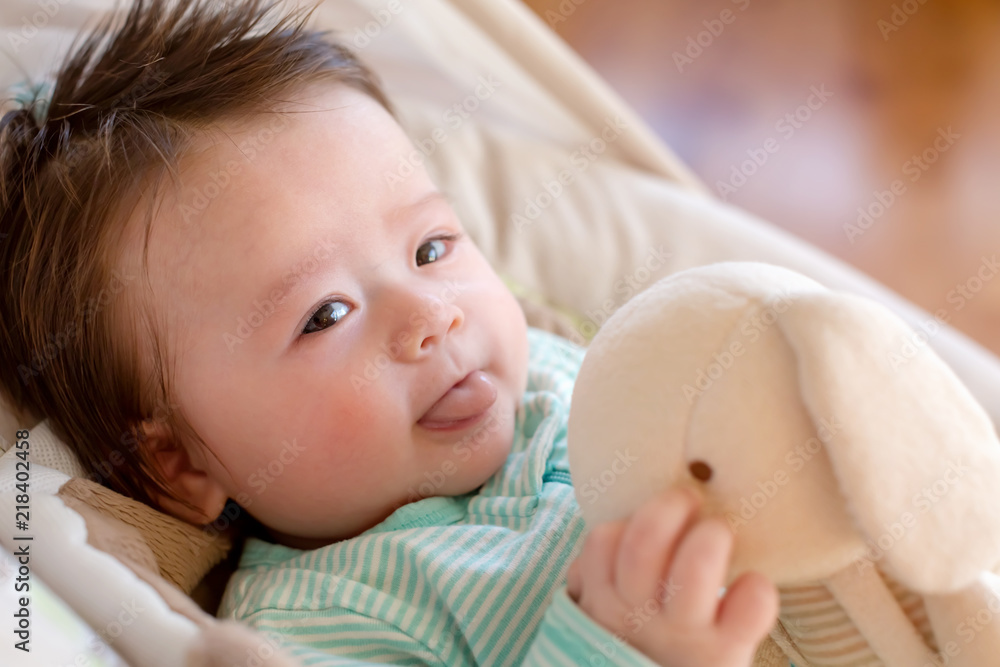 坐在秋千上的新生男婴