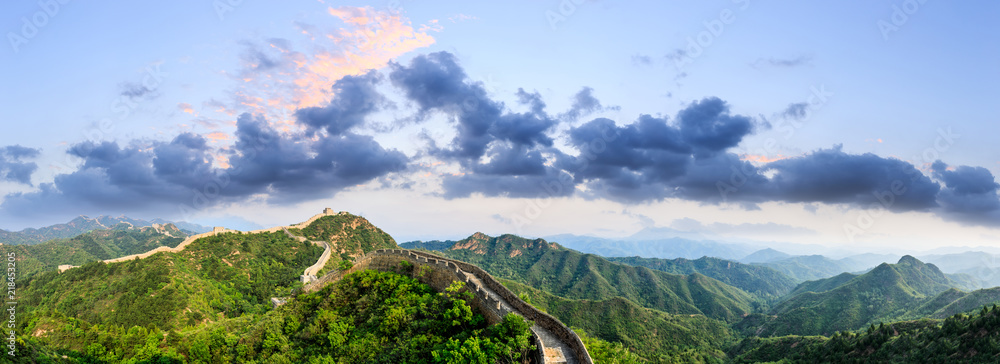 日落时美丽的中国长城，全景