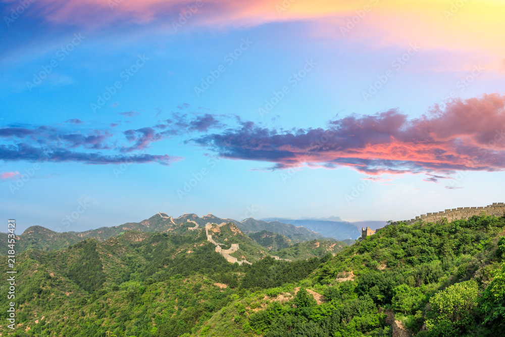 日落时美丽的中国长城，全景