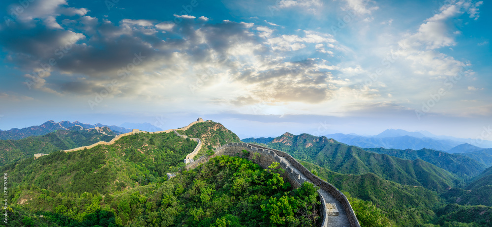 日落时美丽的中国长城，全景