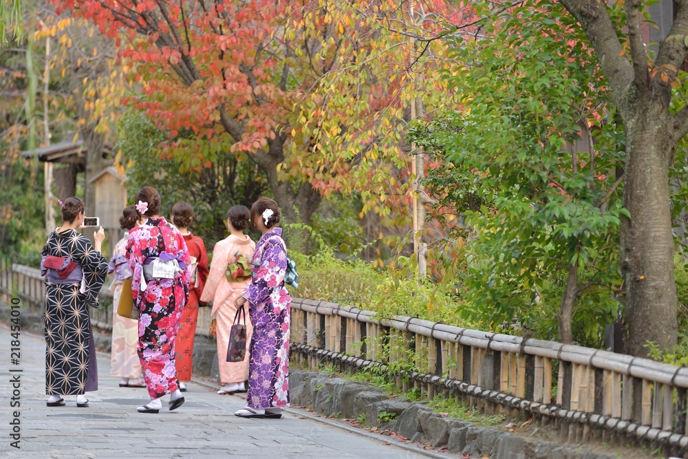 秋の祇園を着物で散策