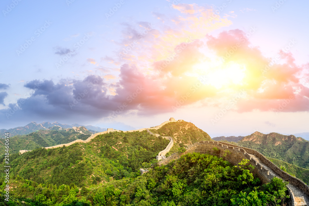 日落时美丽的中国长城，全景