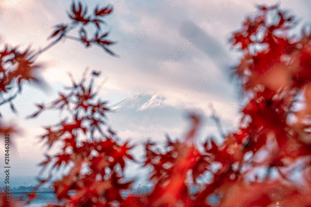 枫叶模糊的富士山