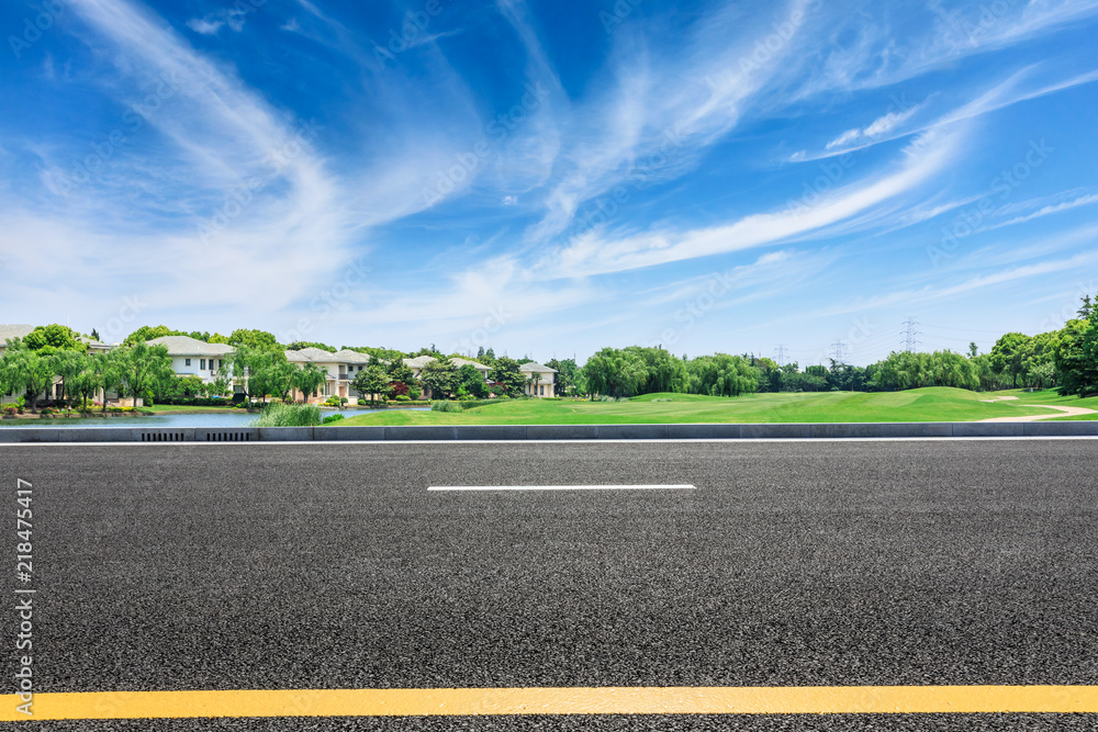 城市郊区的沥青道路和公寓楼场景