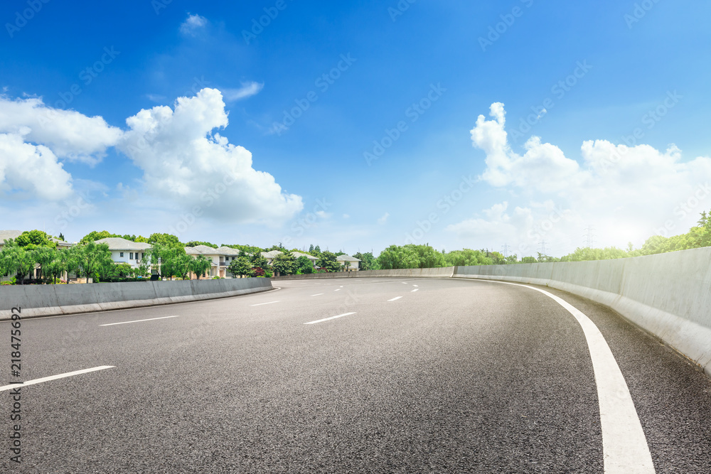 城市郊区的沥青路和公寓楼场景