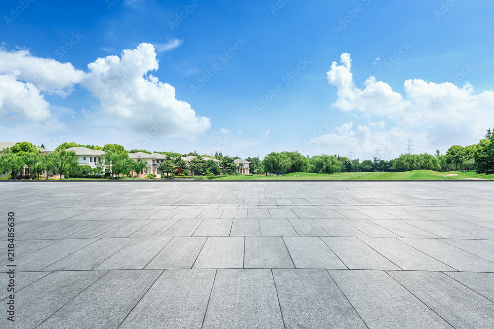 城市郊区空置的广场层和公寓楼