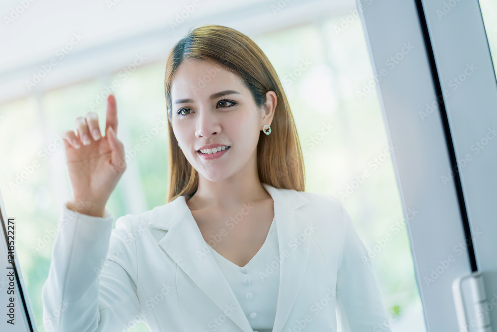 吸引人的聪明亚洲女商人在空中空间创意概念上绘制愿景