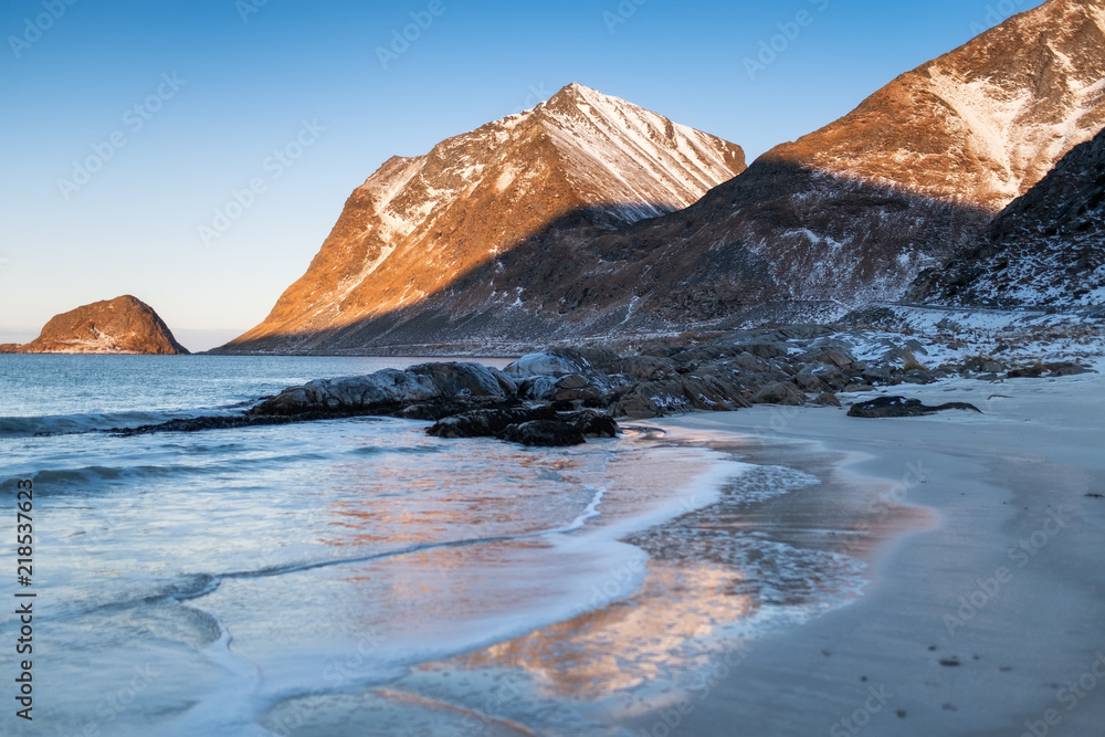 挪威罗弗敦群岛日落时的海岸线。挪威的自然海景。波浪和沙