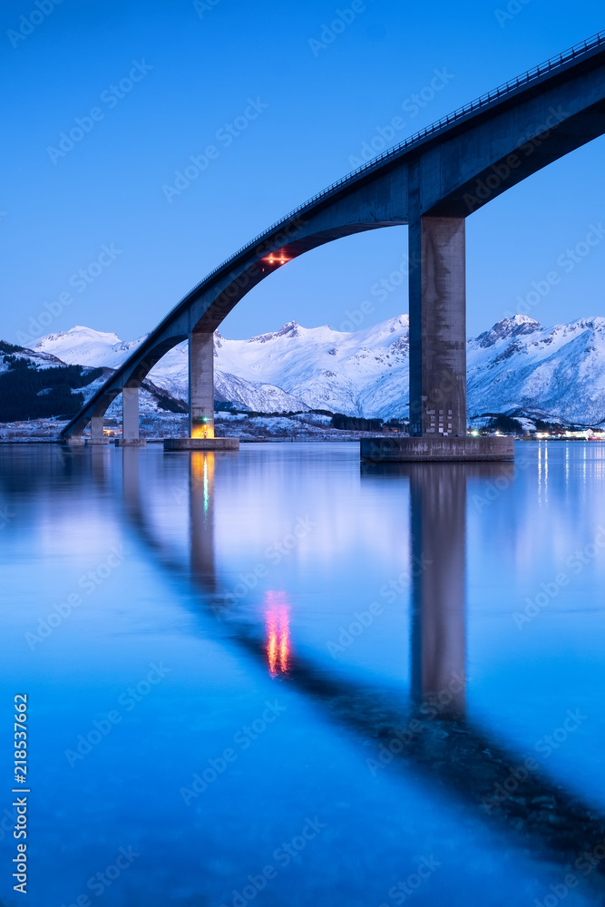 水面上的桥梁和倒影。挪威罗弗敦群岛的自然景观。Archit