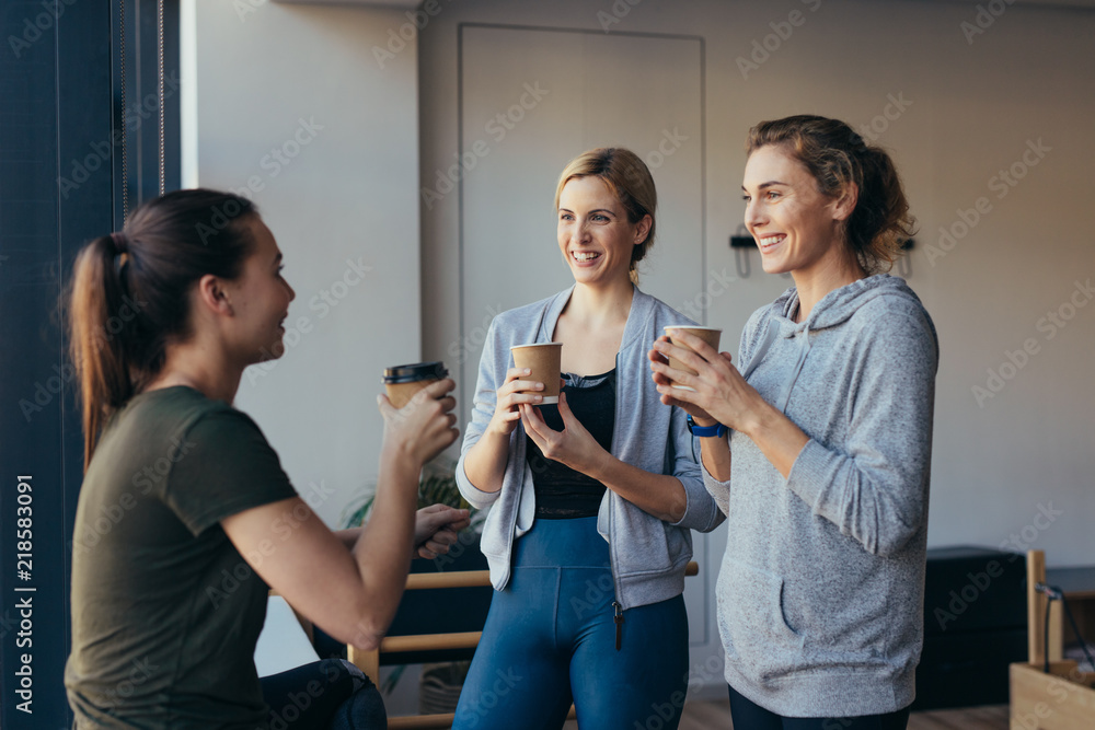 健身女性在健身房锻炼后喝咖啡