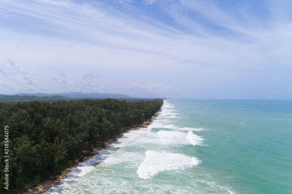 热带海洋，海浪拍打海滩，无人机拍摄。