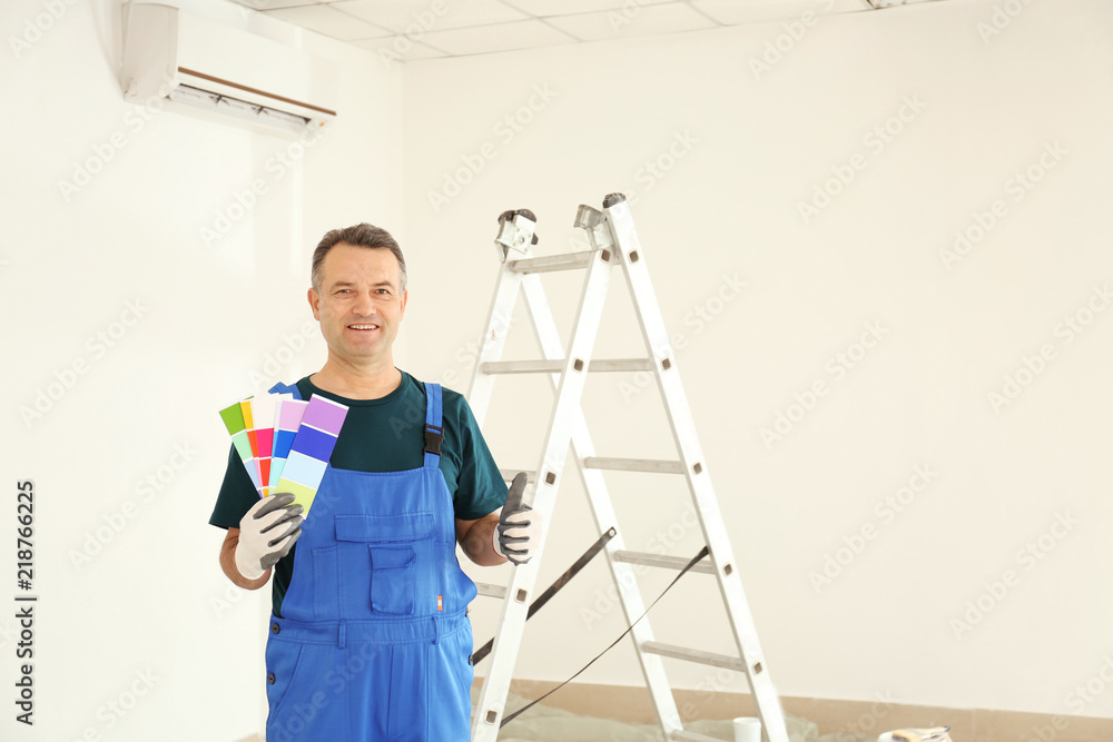 室内带调色板样本的制服男画家