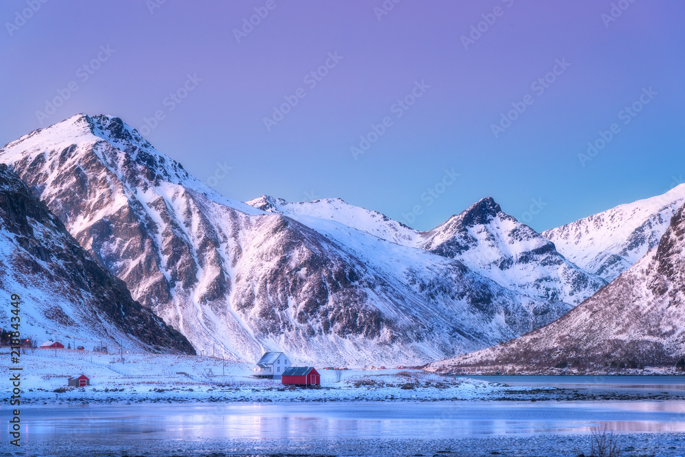 冬天黄昏时的房子和美丽的雪山。美丽的峡湾和小村庄