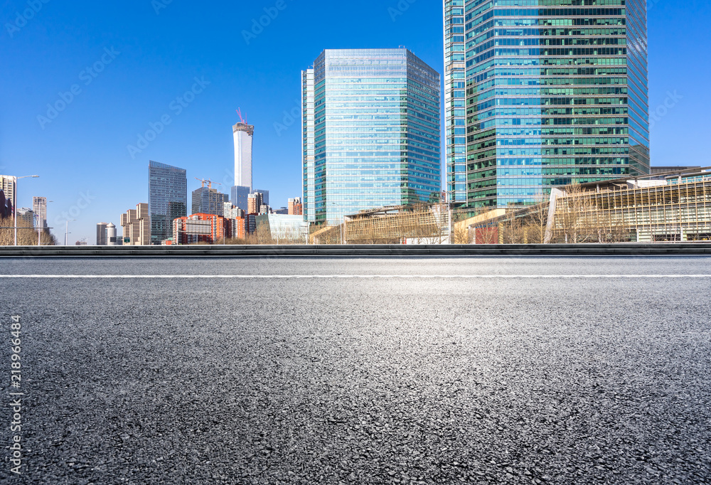 城市天际线与空旷的柏油路