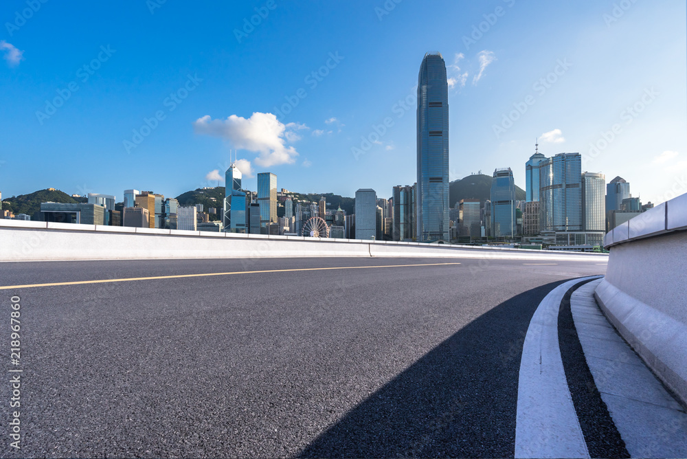 城市天际线，城市柏油路空无一人