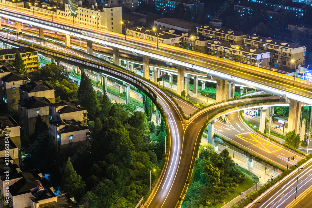 城市天际线的繁忙交通道路