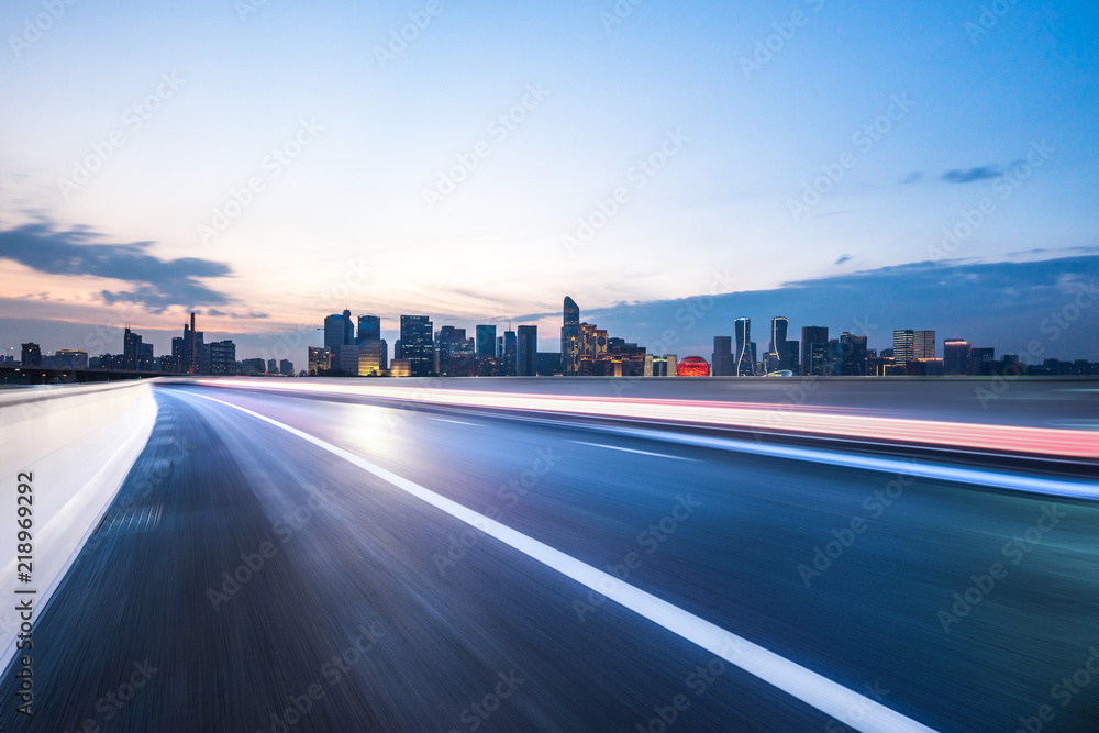 城市天际线的繁忙交通道路