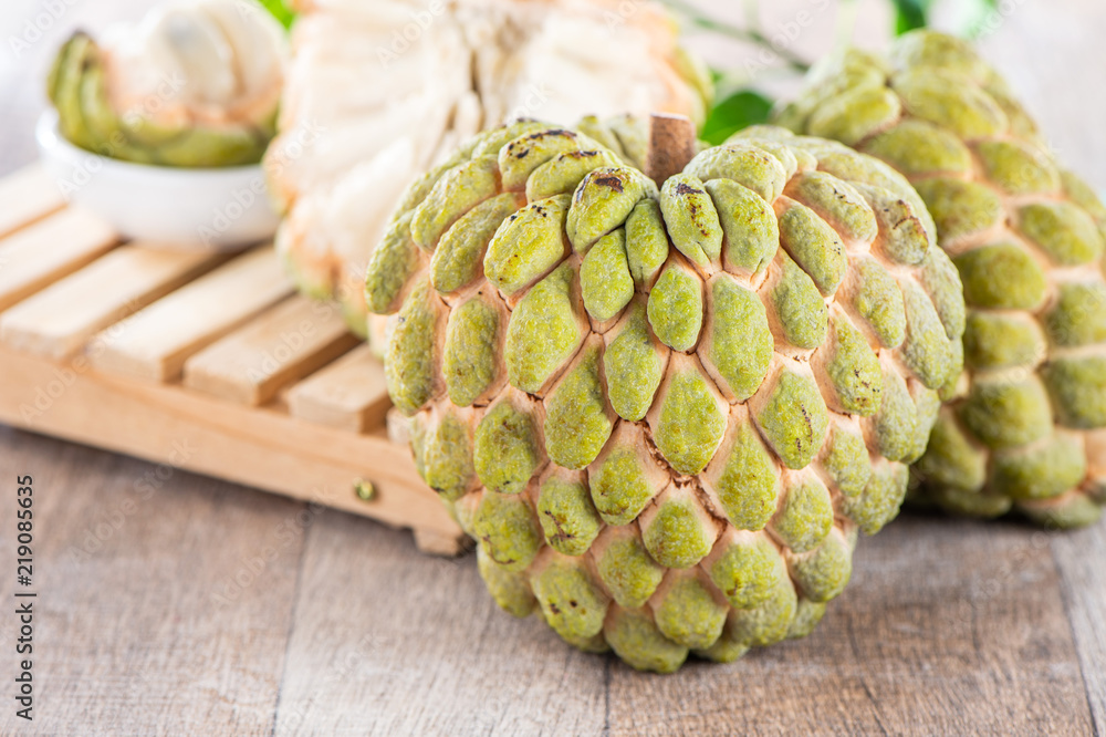 新鲜糖苹果果（Custard apple），木桌背景甜苹果