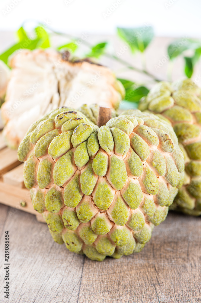 新鲜糖苹果果（Custard apple），木桌背景甜苹果