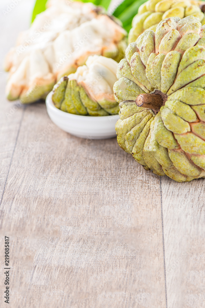 新鲜糖苹果果（Custard apple），木桌背景甜苹果